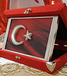Türk bayrağı (kırmızı kadife kutulu)
